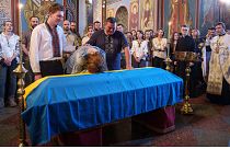 أقارب يبكون على نعش الصحفية الأوكرانية والمسعفة المتطوعة إيرينا تسيبوخ خلال حفل تأبين في دير القديس ميخائيل ذو القبة الذهبية في كييف، أوكرانيا، الأحد 2 يونيو 2024.