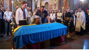 أقارب يبكون على نعش الصحفية الأوكرانية والمسعفة المتطوعة إيرينا تسيبوخ خلال حفل تأبين في دير القديس ميخائيل ذو القبة الذهبية في كييف، أوكرانيا، الأحد 2 يونيو 2024.