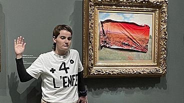 The campaigner from Riposte Alimentaire wore a t-shirt with the slogan "+4° – hell"