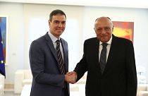 Sánchez recibe al ministro de Exteriores de Egipto, Sameh Shoukry, este lunes en el Palacio de la Moncloa, en Madrid.