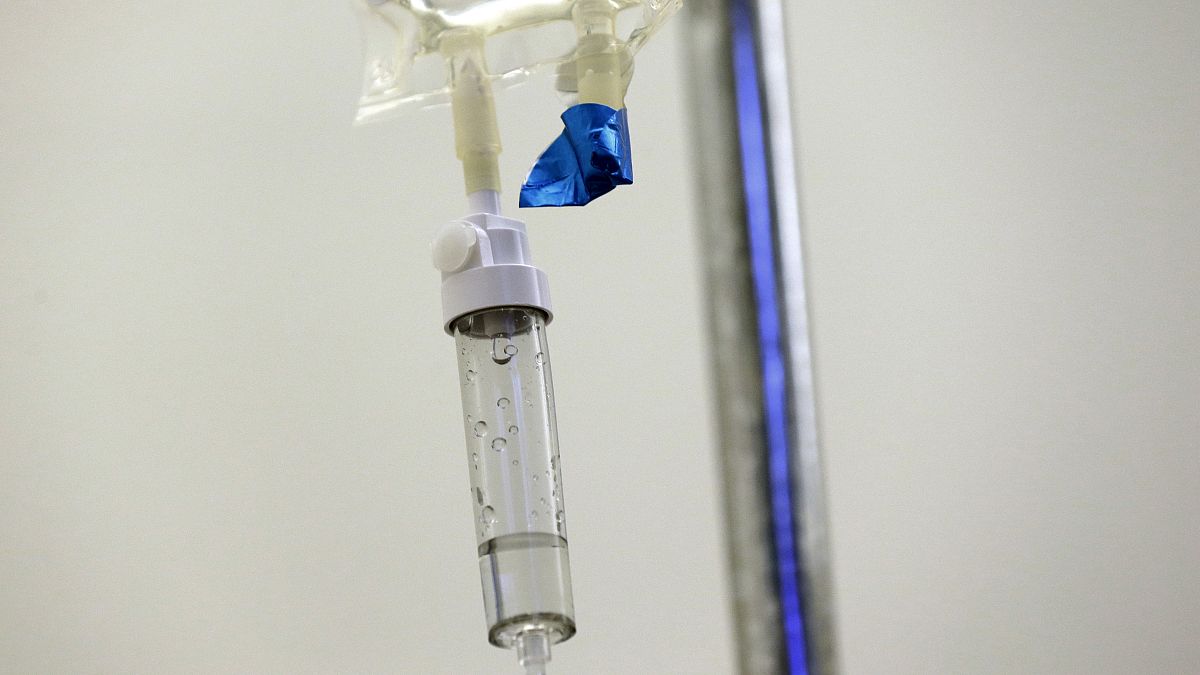 Los medicamentos de quimioterapia se administran a un paciente en un hospital