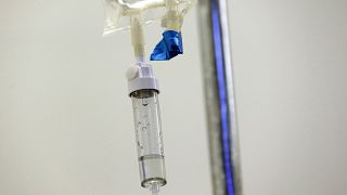 Los medicamentos de quimioterapia se administran a un paciente en un hospital