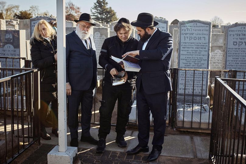 Javier Milei (sağdan ikinci), New York'ta etkili Hasidik liderlerden Menachem Mendel Schneerson'un mezarını ziyaret ederken