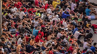 Ασυνόδευτοι ανήλικοι που πέρασαν στην Ισπανία συγκεντρώνονται έξω από προσωρινό καταφύγιο στη Θέουτα, κοντά στα σύνορα του Μαρόκου με την Ισπανία, Τετάρτη, 19 Μαΐου 2021.