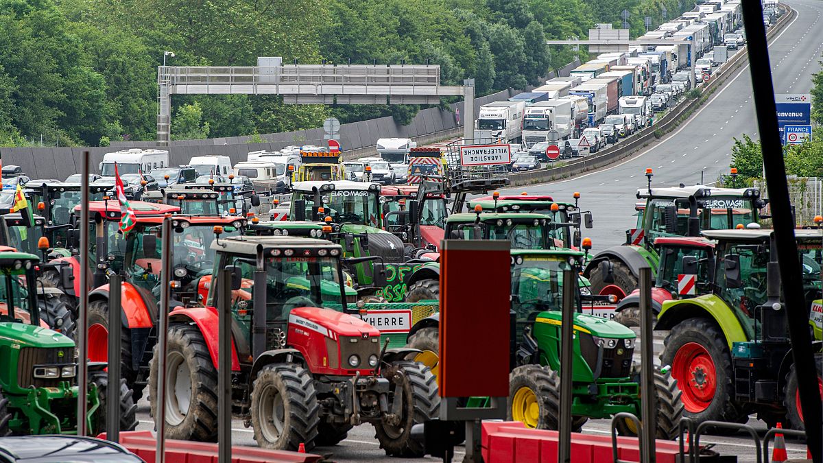 Los agricultores bloquean la frontera franco-española en una importante protesta preelectoral europea