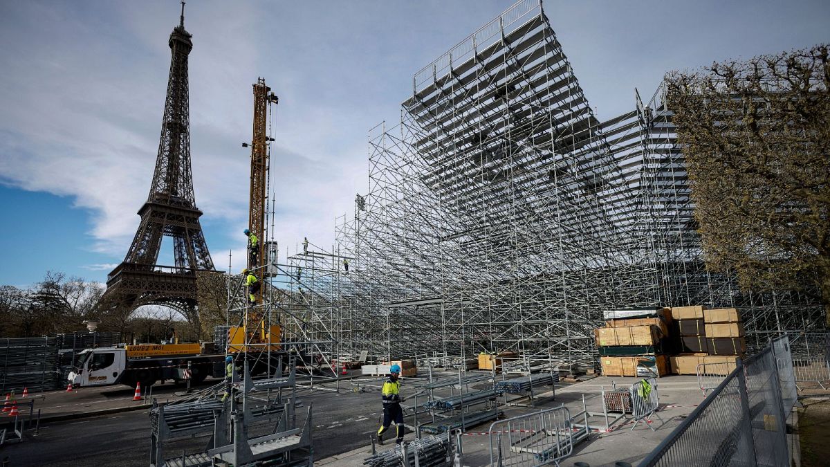 İşçiler, 1 Nisan'da Paris'teki Eyfel Kulesi'nin hemen yanındaki Champ-de-Mars'ta yaklaşan Olimpiyat Oyunları için tribünler inşa ediyor.