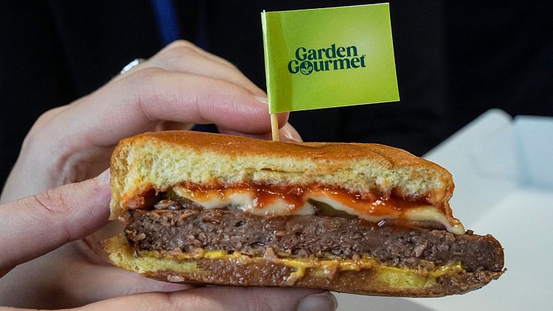 Aralık 2023'te, seyirciler ve sporculara yönelik vejetaryen yemek serisinde yer alacak vejetaryen peynirli burger.