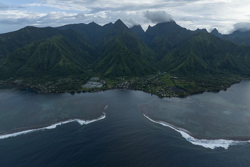 Sörf Teahupo'o, Tahiti, Fransız Polinezyası'ndaki lagünde kırılıyor, 17 Ocak 2024.