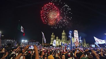 احتفل أنصار الرئيسة المنتخبة كلوديا شينباوم في زوكالو، الساحة الرئيسية في مكسيكو سيتي، 3 حزيران 2024