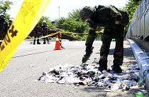 جنود كوريون جنوبيون يرتدون معدات واقية يقومون بفحص القمامة من بالون يُفترض أن كوريا الشمالية أرسلته، في إنشيون، كوريا الجنوبية، الأحد 2 يونيو 2024.