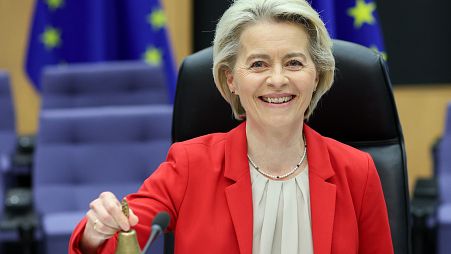 Ursula von der Leyen megszólaltatja a tanácskozás kezdetét jelző csengőt az uniós testület ülésén Brüsszelben 2024. május 22-én