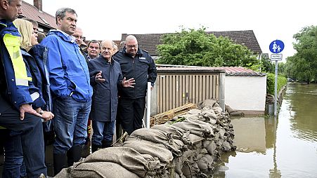 Bundeskanzler Olaf Scholz dankt den Helfenden bei einem Besuch im bayrischen Hochwassergebiet.