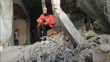رهف، فتاة غزاوية، تغني لجذب الانتباه إلى غزة.