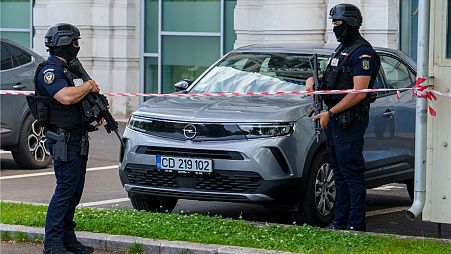 أعضاء وحدة خاصة من الدرك الروماني يقفون بجوار مركبة دبلوماسية خارج المبنى السكني الذي تقع فيه السفارة الإسرائيلية في بوخارست، رومانيا، الاثنين، 3 يونيو، 2024.