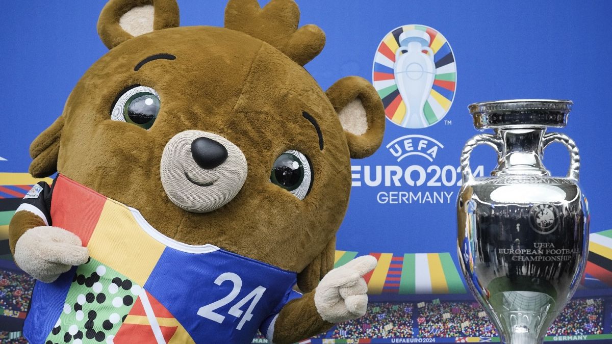 Η μασκότ του τουρνουά 'Albaert' κατά τη διάρκεια της παρουσίασης του τροπαίου του τουρνουά ποδοσφαίρου 'EURO 2024' στο Ολυμπιακό Στάδιο του Βερολίνου, Γερμανία, 24 Απριλίου 2024. 