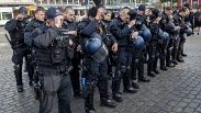 Polizisten und Polizistinnen trauern in Mannheim, nachdem sie vom Tod ihres Kollegen erfahren haben.