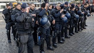 Polizisten und Polizistinnen trauern in Mannheim, nachdem sie vom Tod ihres Kollegen erfahren haben.