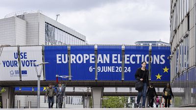 Баннер-объявление о выборах на здании Европарламента в Брюсселе 