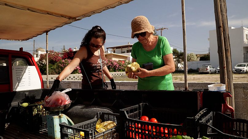 Katerina Xidou, ( à gauche) agricultrice sur l'île de Milos en Grèce