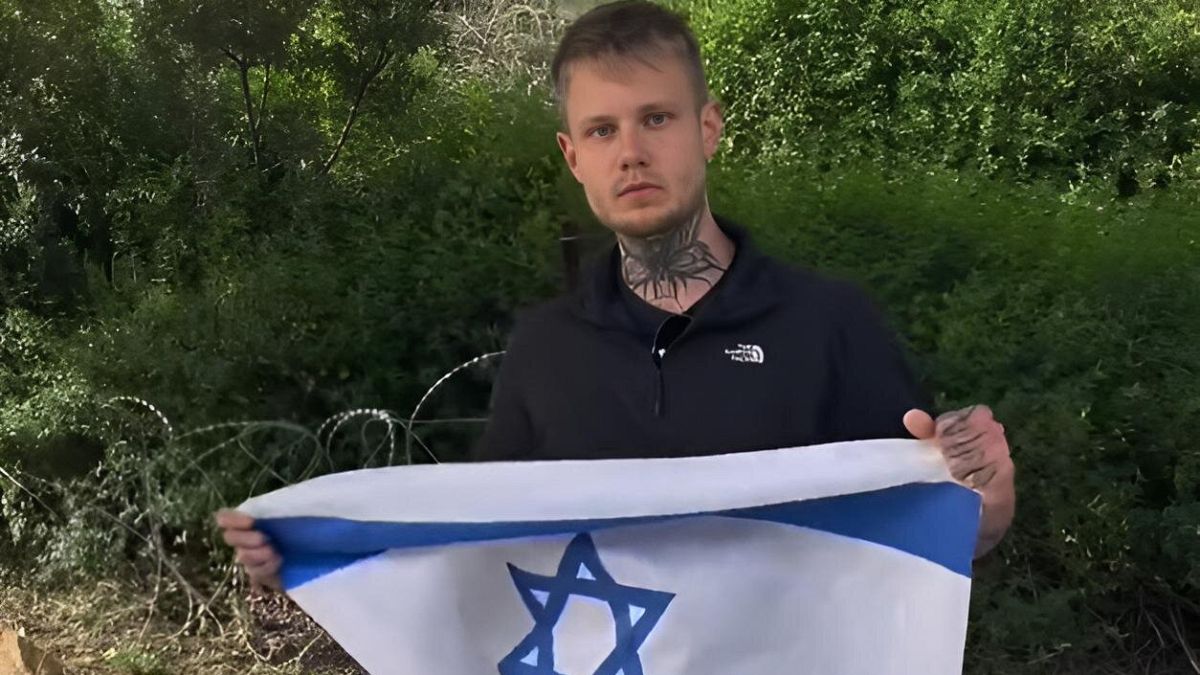 الشاب الألماني إدغار شميت ـ كونتر يعتصم في القدس أمام الكنيست للمطالبة للسماح له بالالتحاق بالجيش الإسرائيلي