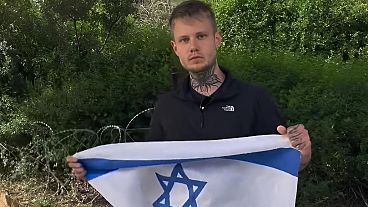 الشاب الألماني إدغار شميت ـ كونتر يعتصم في القدس أمام الكنيست للمطالبة للسماح له بالالتحاق بالجيش الإسرائيلي