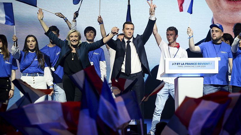 Лидер ультраправого "Национального объединения" Франции Марин Ле Пен и ведущий кандидат этой партии на выборах Жордан Барделла.