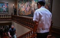 الرئيس الأوكراني فولوديمير زيلينسكي، على اليسار، يستقبله الرئيس الفلبيني فرديناند ماركوس جونيور في قصر مالاكانانج الرئاسي في مانيلا، الفلبين يوم الاثنين 3 يونيو 2024.