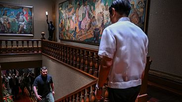 الرئيس الأوكراني فولوديمير زيلينسكي، على اليسار، يستقبله الرئيس الفلبيني فرديناند ماركوس جونيور في قصر مالاكانانج الرئاسي في مانيلا، الفلبين يوم الاثنين 3 يونيو 2024.