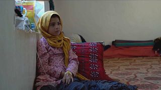 الطفلة هاجيرا، 11 عاماً، فقدت أختها بسبب الفيضاناتن أفغانستان.