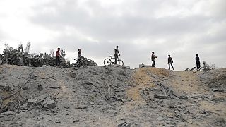Palestinianos observam a destruição após um ataque aéreo israelita em Khan Younis, na Faixa de Gaza, segunda-feira, 3 de junho de 2024.