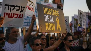 A túszok szabadon bocsáását követelő tüntetők Tel Avivban