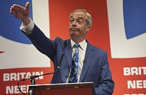 Nigel Farage prend la parole lors d'une conférence de presse pour annoncer qu'il deviendra le nouveau leader de Reform UK et qu'il sera candidat au Parlement pour Clacton