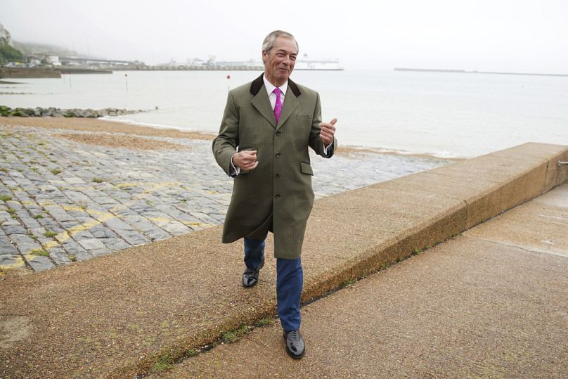 Nigel Farage, du parti "droite dure" Reform U.K. pose pour les photographes après avoir annoncé Howard Cox comme le candidat Reform UK pour Dover, mardi 28 mai 2024