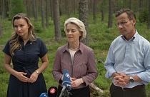 Ursula von der Leyen, az Európai Bizottság elnöke (középen) Ebba Busch svéd ipari miniszter (balra) és Ulf Kristersson svéd kormányfő (jobbra) társaságában 2024. június 3-án