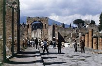 Turistas visitam a cidade de Pompeia, destruída pelo vulcão Vesúvio em 79 d.C