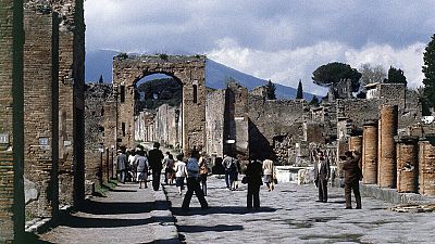 Turistas visitam a cidade de Pompeia, destruída pelo vulcão Vesúvio em 79 d.C