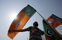 Sostenitori del Bharatiya Janata Party sventolano le bandiere del partito durante un comizio elettorale a Prayagraj, Uttar Pradesh, India, martedì 21 maggio 2024. 