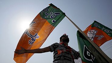 Sostenitori del Bharatiya Janata Party sventolano le bandiere del partito durante un comizio elettorale a Prayagraj, Uttar Pradesh, India, martedì 21 maggio 2024. 