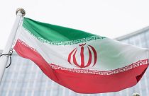 پرچم ایران در مقابل ساختمان آژانس بین‌المللی انرژی اتمی