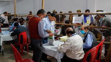 Hindistan'da oy sayım işlemi başladı