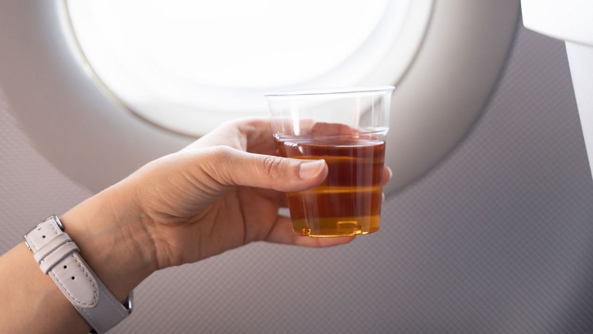 Ένα αλκοολούχο ποτό στο αεροπλάνο.
