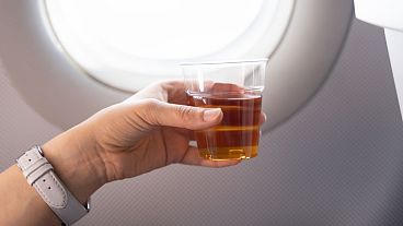 Uma bebida alcoólica num avião.