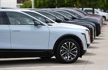 Os veículos utilitários eléctricos Lyriq 2024 não vendidos estão alinhados à porta de um concessionário Cadillac no domingo, 2 de junho de 2024, em Lone Tree, Colo. (AP Photo/David Zalubowski)