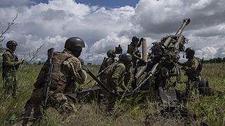 Archív fotó: ukrán katonák orosz állásokra lőnek egy amerikai M777-es tarackkal 