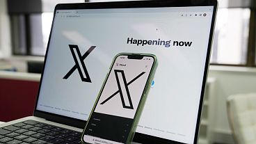 DOSYA - X'in açılış sayfası bir bilgisayarda ve telefonda görüntülenir.