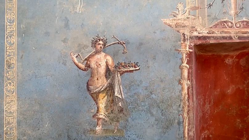 Pompeii'de devam eden kazılarda bulunan mavi odadaki duvarlar kadın figürü freskleriyle süslenmiş