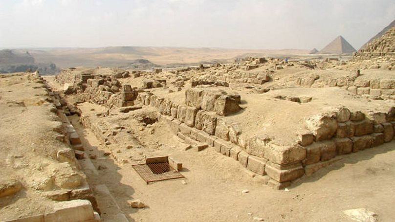 مصطبه‌ها در گورستان واقع در نزدیکی هرم بزرگ جیزه