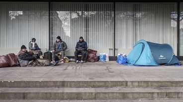 Nei Paesi dell'Ue 895mila persone dormono per strada, in alloggi precari o temporanei (un'immagine di senzatetto polacchi dal centro di Bruxelles)