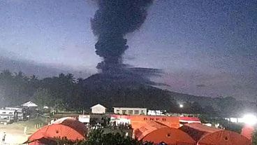 ثوران بركان جبل إيبو في مقاطعة مالوكو الشمالية في إندونيسيا 