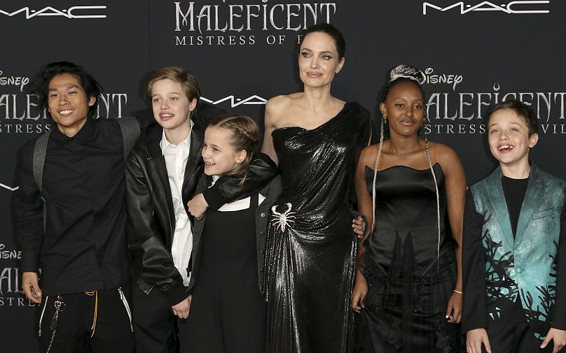 Angelina Jolie, terceira à direita, e os seus filhos, a partir da esquerda, Pax Jolie-Pitt, Shiloh Jolie, Vivienne Jolie-Pitt, Zahara Jolie-Pitt e Knox Jolie-Pitt em 2019